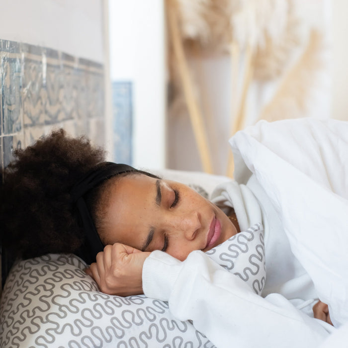 Dormir avec votre perruque : Bonne idée ou risque à éviter ? Voici ce qu’il faut savoir